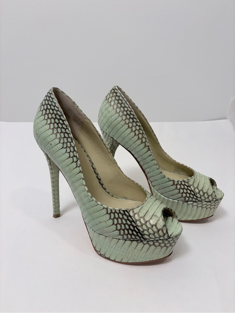 B Brian Atwood Mint Green Snake Print Platform Pumps – US 7